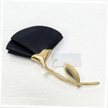 [ CELFORD ] 인조 가죽 플라워 브로치 블랙