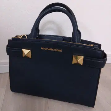 가격 인하 MICHAEL KORS 스터드 부착 핸드백