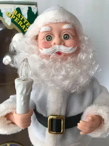 귀엽고 예쁜 얼굴의 댄싱 산타