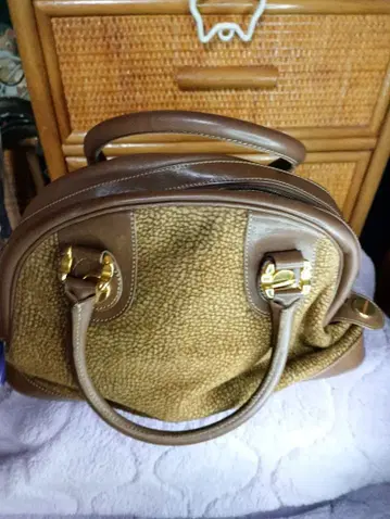 볼보네제 브라운 가죽 핸드백 골드 금장 장식