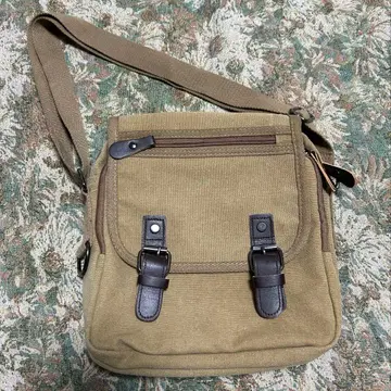 (눈에 띄는 얼룩 없음) 구제 의류에 플러스 숄더백