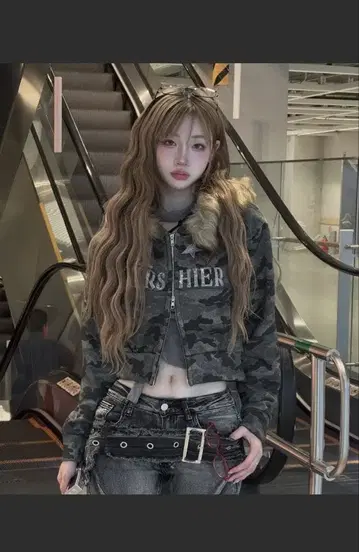 카모플라쥬 후드 부착 크롭 후드티