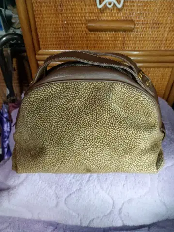 볼보네제 골드와 브라운의 핸드백