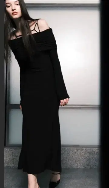 MELT THE LADY 스트랩 오프숄더 원피스 블랙