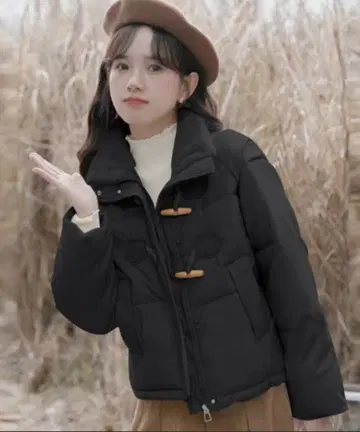 토글 버튼 숏 기장 스탠드 카라 에코 다운 자켓 블랙