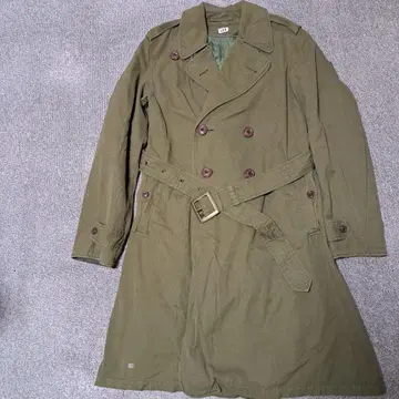 올리브색 더블 브레스트 트렌치코트