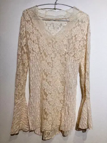 ameri 레이스 V넥 플레어 소매 상의