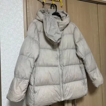 유니클로 울트라 라이트 다운 L 베이지 후드 부착