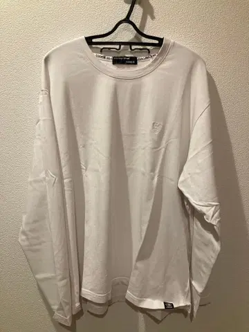 CODE:B 화이트 긴팔 티셔츠
