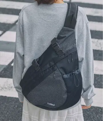 [ Unblend ] 이종 소재 절개 원 숄더 바디백