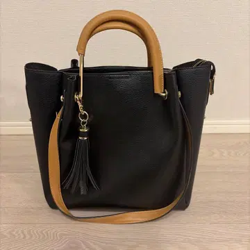 태슬 포함 블랙과 베이지 핸드백