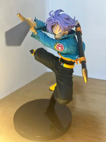 트렁크스 액션 피규어