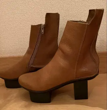 새상품급 브라운 가죽 숏부츠 트리픈