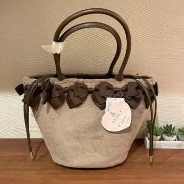 리본 장식 베이지 핸드백 중형