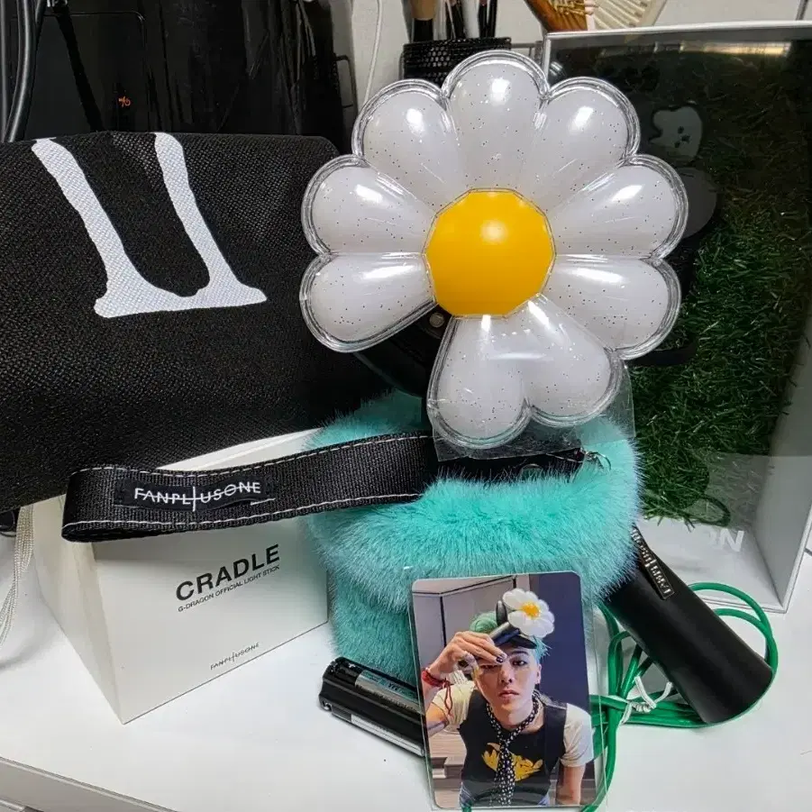 G-DRAGON LIGHT STICK＋CRADLE＋SCARF SET G-DRAGON OFFICIAL LIGHT STICK & CRADLE SET with PHOTO CARD, DUST