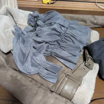 그레이 프릴 디자인 긴팔 셔츠