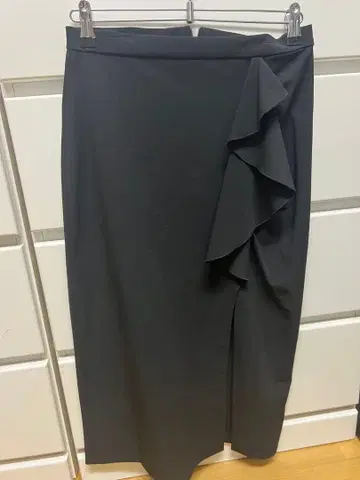 ZARA 프릴 장식 블랙 타이트 스커트