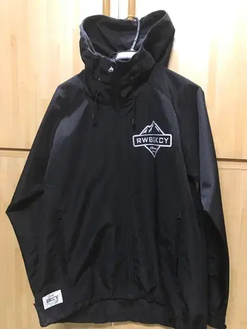 블랙 후드 부착 마운틴 후드티