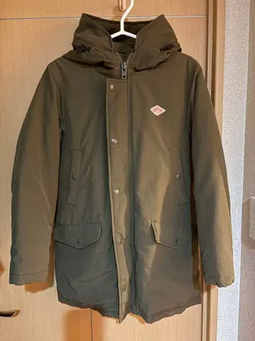 올리브 그린 후드 부착 다운 자켓