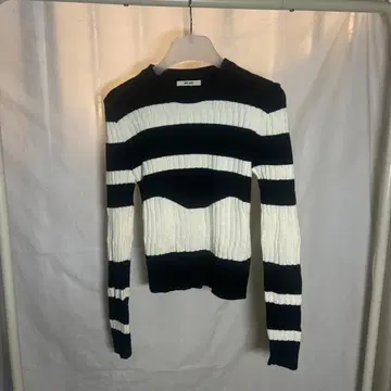 NOBRAND 블랙 화이트 스트라이프 긴팔 스웨터