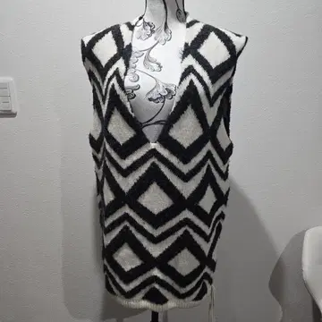 LUCA 새상품급 복슬복슬 니트 V넥 슬리브리스 베스트