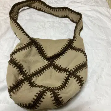 시빌라 베이지 스티치 디자인 핸드백