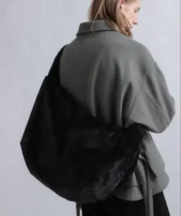 HARE 빅 퍼 숄더백