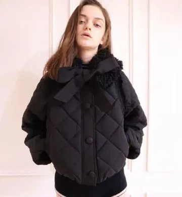 epine 퍼 리본 퀼팅 숏 다운 코트