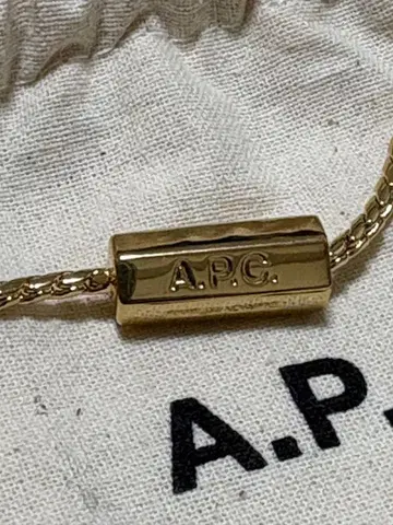 A.P.C. 앵글 골드 목걸이 (정가 35,000엔)