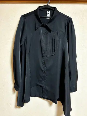 블랙 플리츠 포켓 셔츠