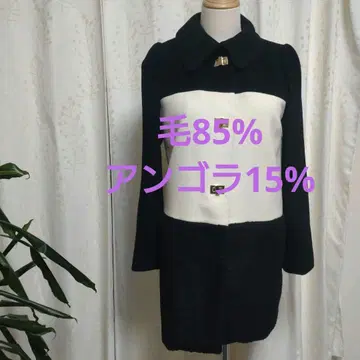 블랙과 화이트 버튼 코트