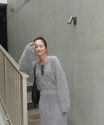 새상품급 emmi 온라인 한정판 라메 프린지 니트 풀오버