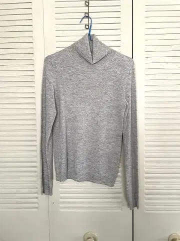 그레이 터틀넥 긴팔 니트 스웨터