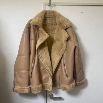 베이지 무스탕 코트 합성 피혁