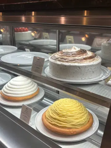 새상품급 emmi 온라인 한정판 라메 프린지 니트 스커트