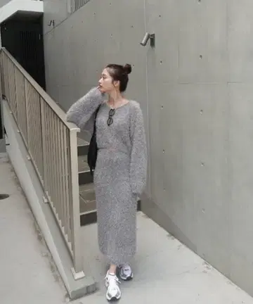 새상품급 emmi 온라인 한정판 라메 프린지 니트 스커트