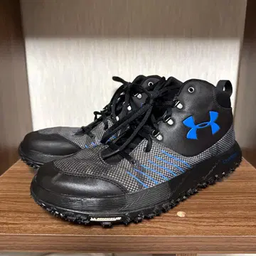 언더아머 트레킹 슈즈 블랙/파랑