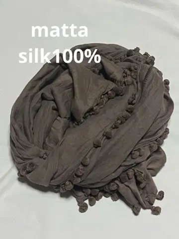 matta 차콜 브라운 폼폼 포함 실크 스톨