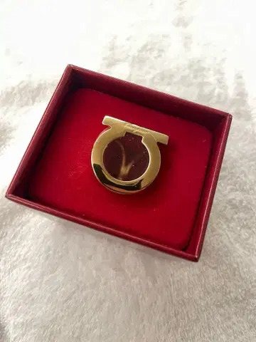 미사용 페라가모 스카프링 박스 있음 골드