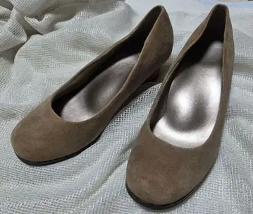 AKAISHI 베이지 스웨이드 펌프스 23.5 와이드 3E~4E 상당