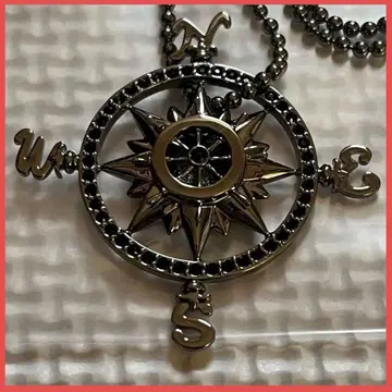 DISNEY x SWAROVSKI 나침반 파이리츠 목걸이