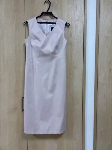 TAE ASHIDA의 옅은 펄 핑크 슬리브리스 원피스