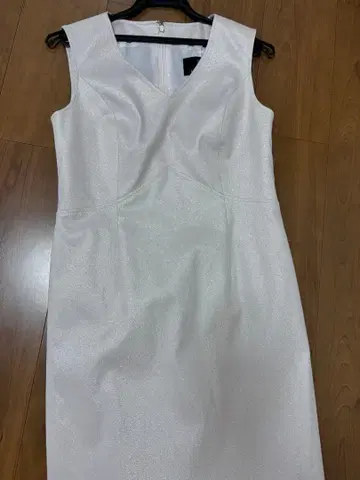 TAE ASHIDA의 옅은 펄 핑크 슬리브리스 원피스