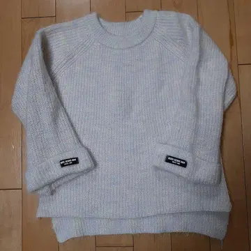 연한 그레이 니트 스웨터 긴팔