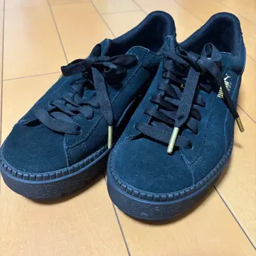 PUMA 블랙 스웨이드 스니커즈 통굽