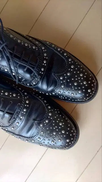 Church's 블랙 스터드 가죽 신발 처치