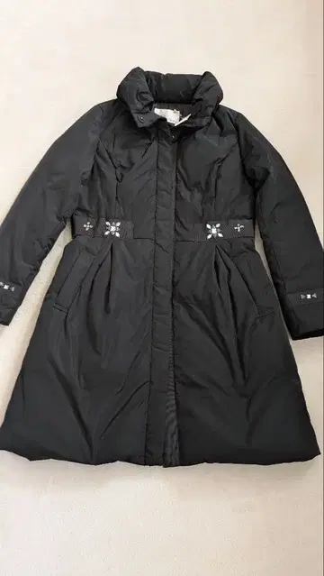 새상품 미사용 에무즈 셀렉션 비쥬 장식 블랙 다운 코트 9호