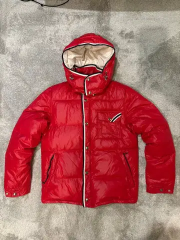 BEAMS 빨간색 후드 부착 다운 자켓