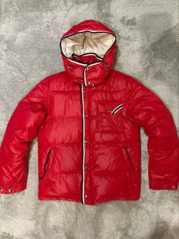 BEAMS 빨간색 후드 부착 다운 자켓