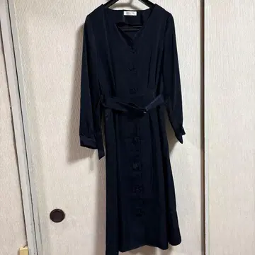 OFUON 블랙 버튼 부착 롱 드레스